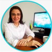 Profesor de comunicación imparte clases a niños de todas las edades